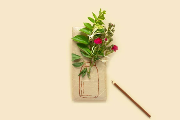 Cadeau Enveloppé Dans Papier Emballage Avec Bouquet Roses Cramoisies Vase — Photo