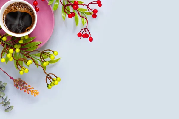 Warme Koffie Lila Beker Met Herfstblad Rowan Takken Blauwe Achtergrond — Stockfoto