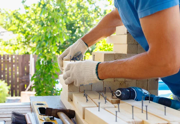 Master Cabinetmaker Κάνει Ξύλινα Έπιπλα Τρυπάνι Καρφιά Σφυρί Χειροποίητο Στο — Φωτογραφία Αρχείου