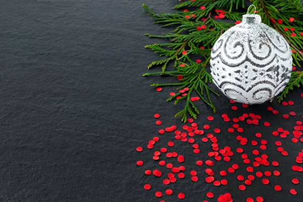 Witte Kerst Speelgoed Ballen Vakantie Confetti Kerstboom Takken Zwarte Achtergrond — Stockfoto