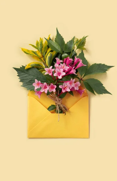 Carte Voeux Avec Enveloppe Fleurs Roses Weigela Pour Fête Des — Photo