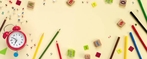 École Fournitures Bureau Bordure Avec Réveil Rouge Sur Fond Papier — Photo