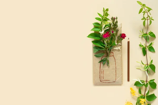 礼物用红玫瑰花束和彩绘花瓶包裹在包装纸中 金银花分枝装饰和铅笔的黄色背景 平面布局 带有复制空间的顶视图概念 — 图库照片