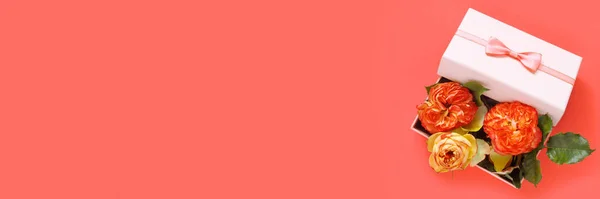 Подарочная Коробка Букетом Красных Роз Розовом Столе Открытка Празднику Креативный — стоковое фото
