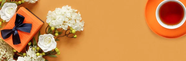 Coffret Cadeau Avec Hortensia Blanche Fleurs Roses Sur Fond Orange — Photo