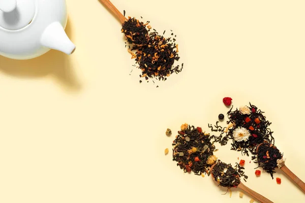 Beyaz Çaydanlık Kaşık Dolusu Kuru Mayalanmış Çay Sarı Kağıtta Otlardan — Stok fotoğraf