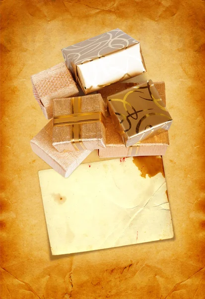 Dárková krabička ve zlatě balicí papír na vinobraní kartonové pozadí — Stock fotografie
