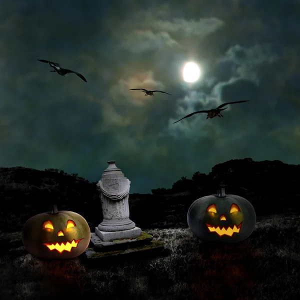 Halloween pumpkins in the yard of an old house at night in the b — Stock Photo, Image