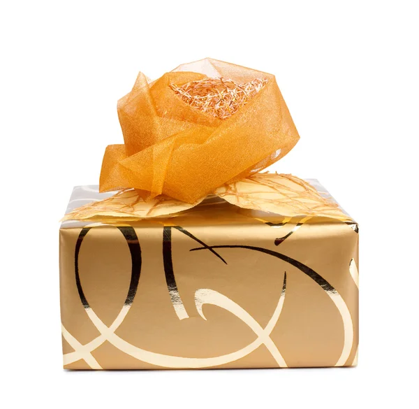 Beautiful gift box in gold paper with a silk rose isolated on a — Stock Photo, Image