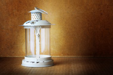 eski beyaz fener t, arka planda bir gizemli ışık ile