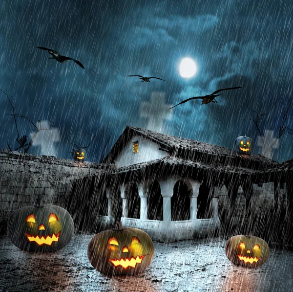 Halloween pumpkins in the yard of an old house at night in the b — Stock Photo, Image