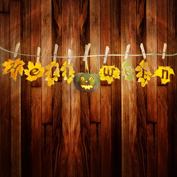 Grappige halloween pompoen, opknoping op een touw met kleurrijke herfst — Stockfoto