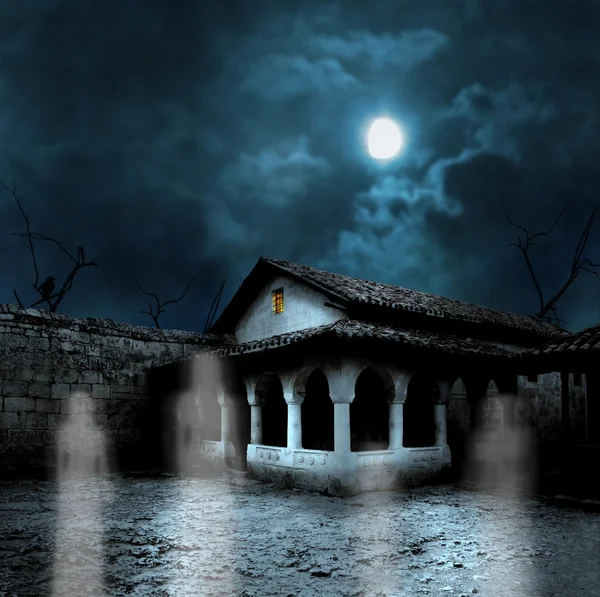 Halloween-Kürbisse im Hof eines alten Hauses in der Nacht im b — Stockfoto