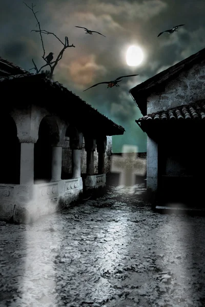 Beängstigend dunkler Innenhof in der unheilvollen Mondscheinnacht in einem kalten — Stockfoto