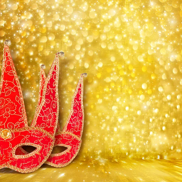 Carnevale maschera rossa su sfondo astratto oro con effetto bokeh — Foto Stock