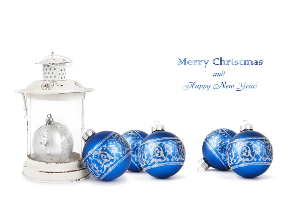 Bolas de Navidad azul y plata y linterna vintage aislado en —  Fotos de Stock