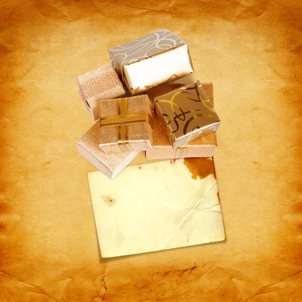 Hediyelik kutu ambalaj kağıdı vintage karton zemin üzerine altın — Stok fotoğraf