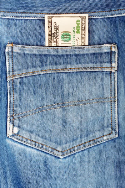 Des billets de cent dollars collés dans la poche arrière de denim bleu — Photo