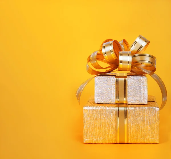 Bella confezione regalo in carta da regalo dorata su backgroun astratto — Foto Stock