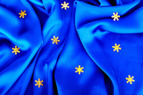 Belo tecido ondulado de seda azul com estrelas douradas — Fotografia de Stock