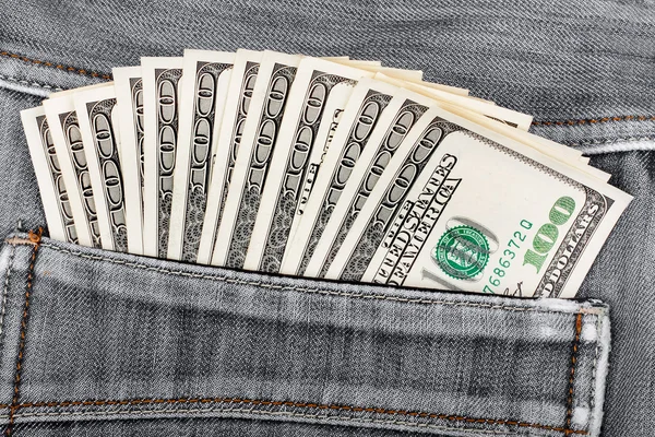Hundert-Dollar-Scheine stecken in der Gesäßtasche von Jeans-Blac — Stockfoto