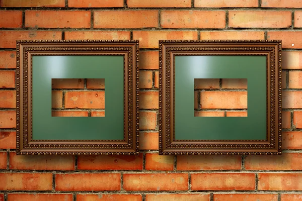 Vintage houten frames voor foto's op de oude bakstenen muur — Stockfoto