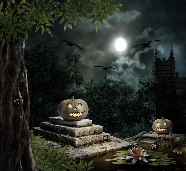 Zucche di Halloween in iarda di notte di casa vecchia in chiaro di luna lucente — Foto Stock