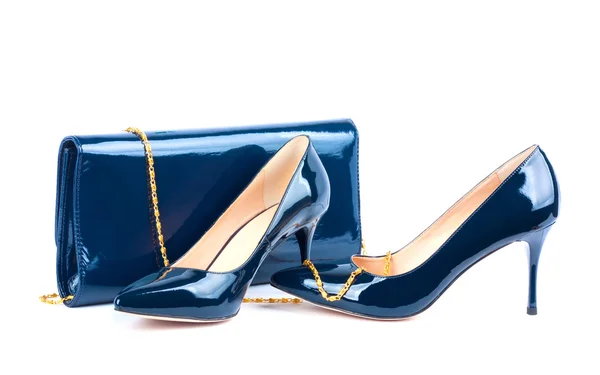 Schöne blaue Schuhe mit Clutches auf weißem isolierten Hintergrund — Stockfoto