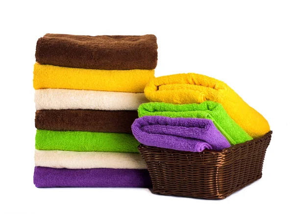 Zásobník čisté nové ručníky izolovaných na bílém pozadí — Stock fotografie