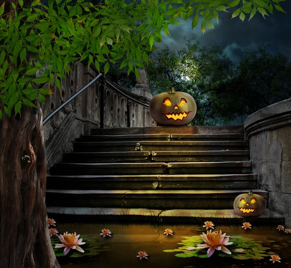 Halloween pumpkins in yard of of old stone staircase night in br — Stock Photo, Image