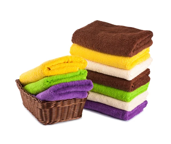 Pilha de toalhas frescas limpas isoladas em fundo branco — Fotografia de Stock