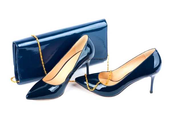 Belles chaussures bleues avec embrayages sur fond blanc isolé — Photo