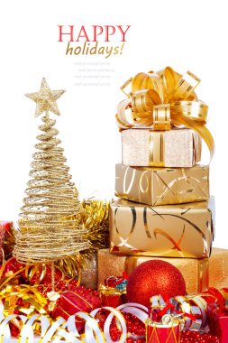 güzel hediye kutusu altın kağıt üzerinde beyaz bir ba izole kaydırma