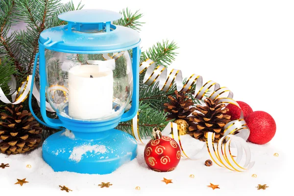 Снежный голубой фонарь и рождественские шары на фоне ели — стоковое фото