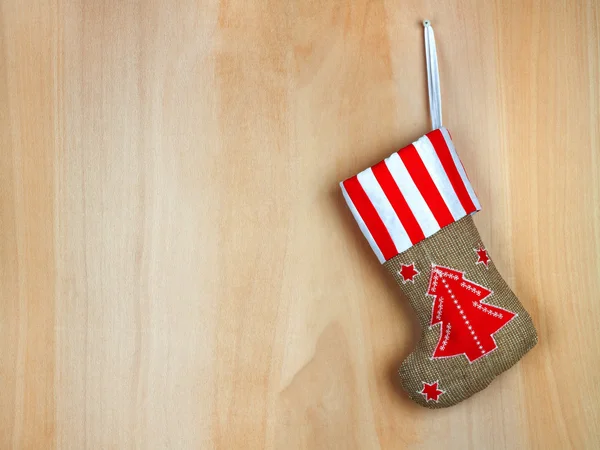 Bota de Natal vermelho com presentes na parede de madeira de fundo — Fotografia de Stock