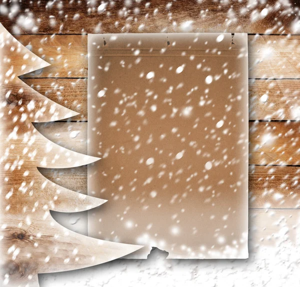 Julgran i papper på den snötäckta trä bakgrunden — Stockfoto