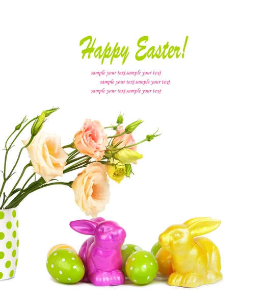 Великодні яйця, кролики і веселий букет квітів ізольовані на білому — стокове фото