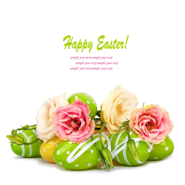 Ovos de Páscoa e divertido buquê de flores isoladas no backgro branco — Fotografia de Stock