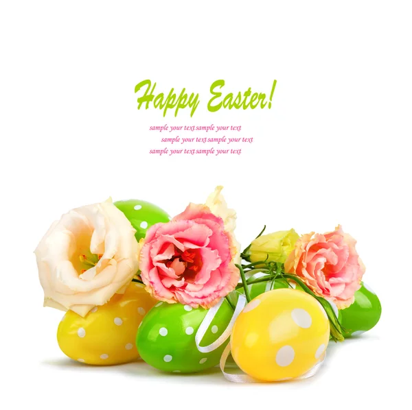 Ovos de Páscoa e divertido buquê de flores isoladas em branco — Fotografia de Stock