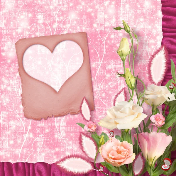 Bouquet di belle rose rosa con l'invito o il congratul — Foto Stock