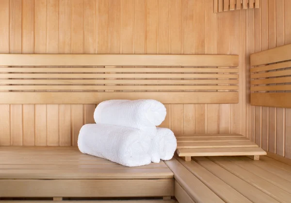 Sauna de madeira tradicional para relaxamento com conjunto de toalhas limpas — Fotografia de Stock