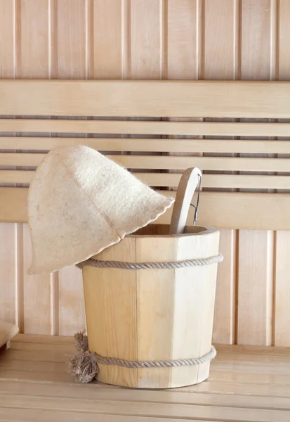 Sauna tradizionale in legno per il relax con secchio d'acqua — Foto Stock