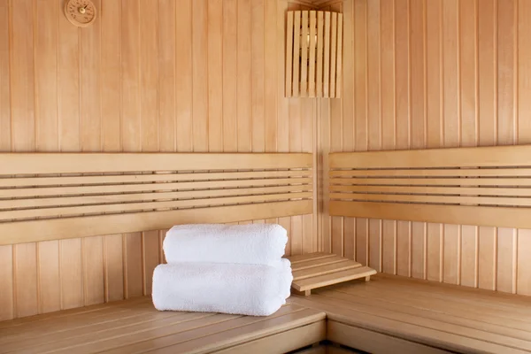 Tradiční dřevěná sauna pro relaxaci s sadu čisté ručníky — Stock fotografie