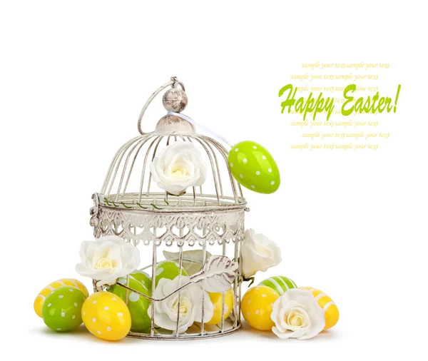 Pastel colorido ovos e belas flores em um fundo branco — Fotografia de Stock