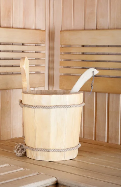 水の入ったバケツとリラクゼーションのための伝統的な木製サウナ — ストック写真