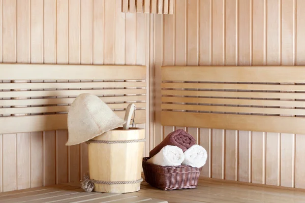 Sauna tradizionale in legno per il relax con secchio d'acqua e — Foto Stock