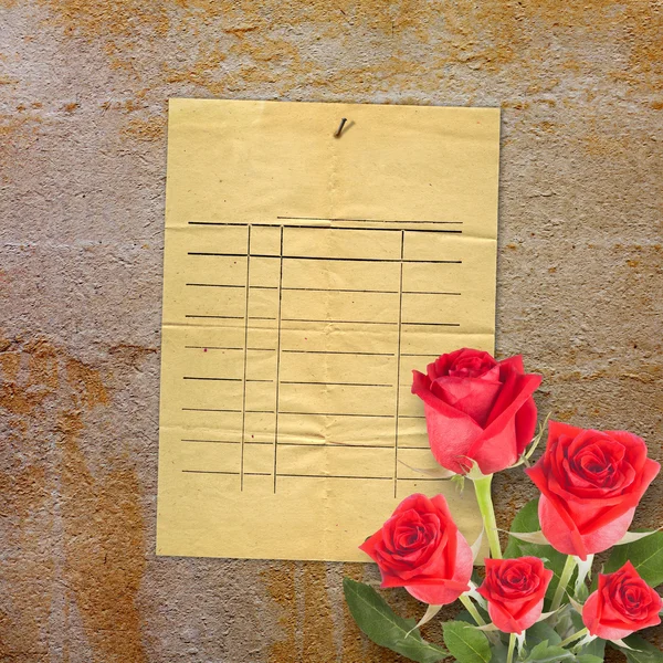 Tarjeta antigua vintage con una hermosa rosa roja sobre fondo de papel —  Fotos de Stock