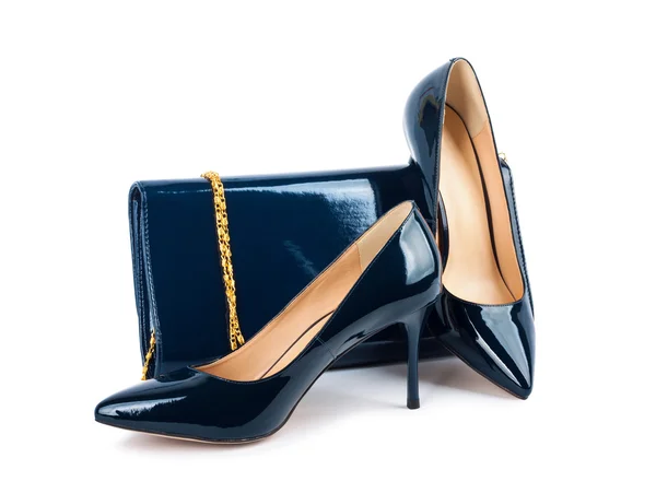 Schöne blaue Schuhe mit Clutches auf weißem isolierten Hintergrund — Stockfoto