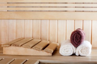 temiz havlu seti ile dinlenmek için Geleneksel Ahşap sauna