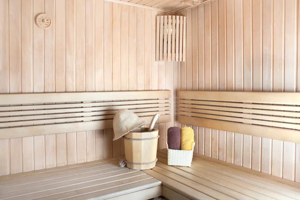 Sauna tradicional de madera para relajarse con cubo de agua y —  Fotos de Stock